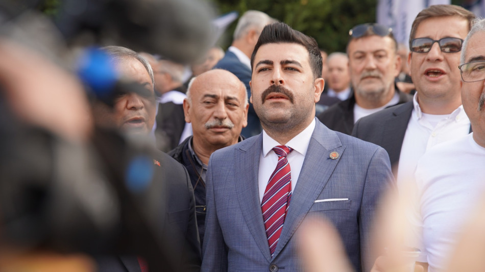 DEVLET MEMURLARI KONFEDERASYONU’NDAN TBMM ÖNÜNDE DİKKAT ÇEKEN BASIN AÇIKLAMASI: “MEMURA EK ZAM ŞARTTIR!”